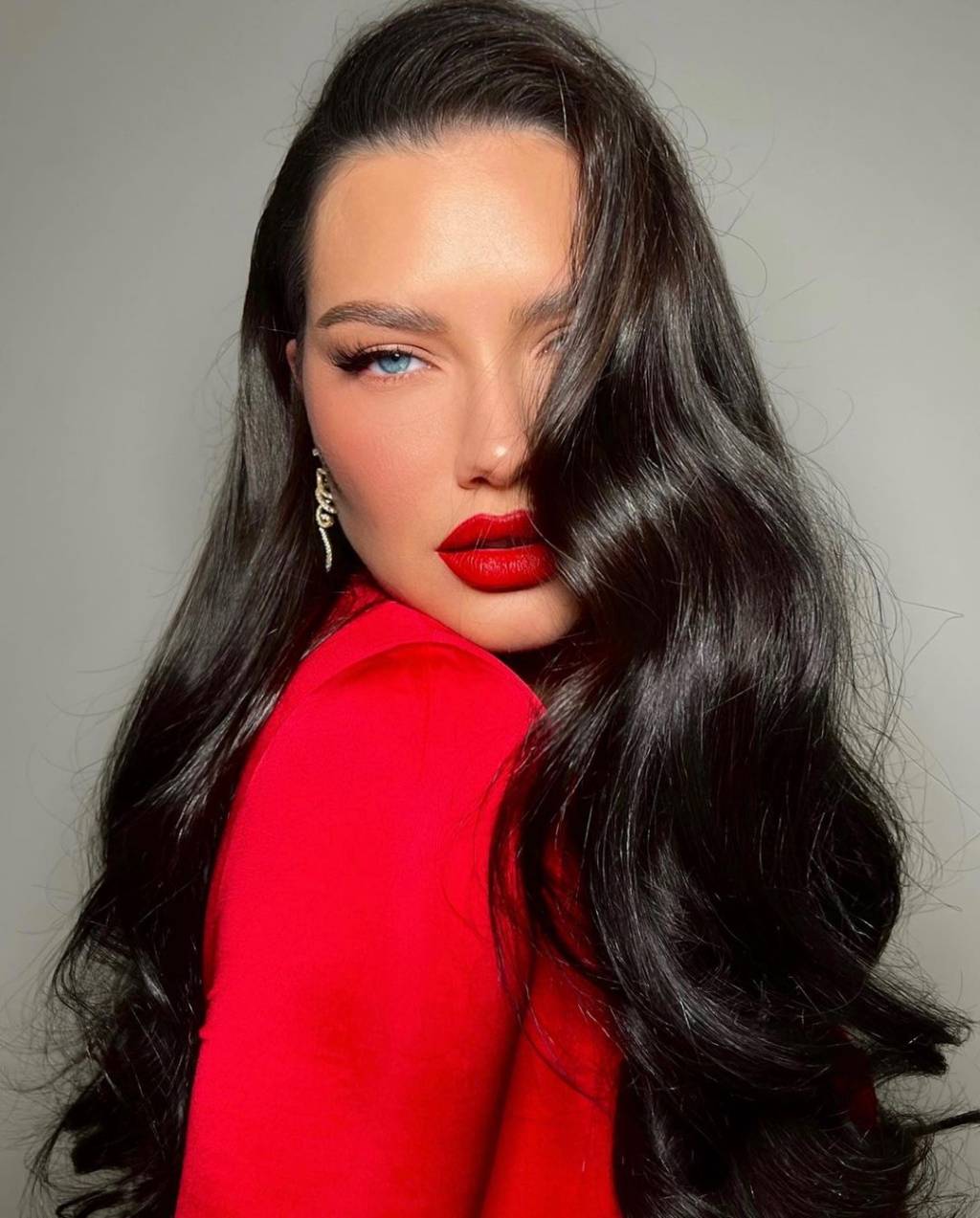 adriana-lima-batom-vermelho-quente Adriana Lima com batom vermelho de subtom quente.