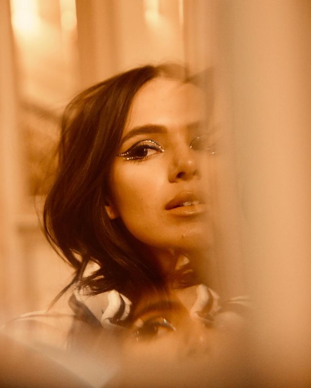 bruna-marquezine-delineado-grafico Inspirações de maquiagem glam para noivas.