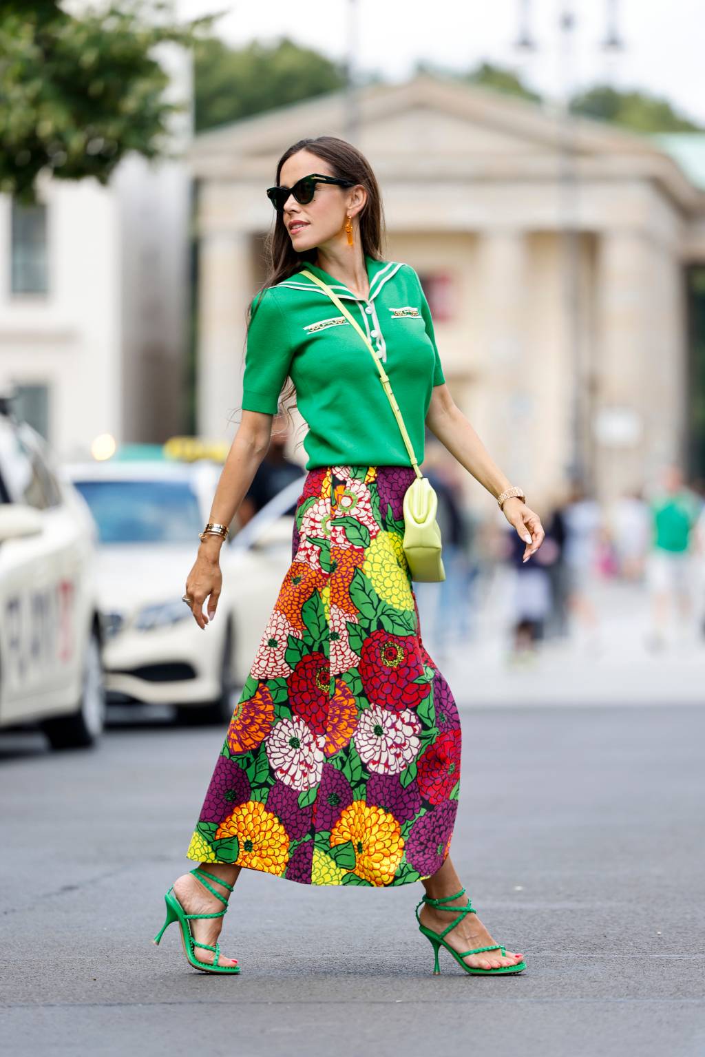 Street Style – Fashion Week Berlin – September 6, 2021 Camisa polo com saia midi