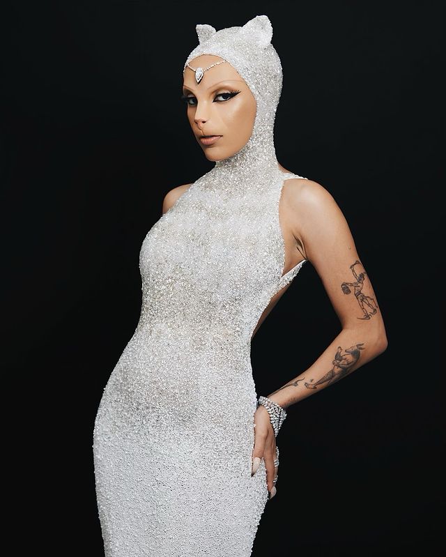 Doja Cat fez uma homenagem &agrave; gata de Karl Lagerfeld no Met Gala 2023.