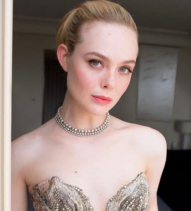 elle-fanning-make-cannes-2023 Beleza de Elle Fanning no Festival de Cannes 2023.