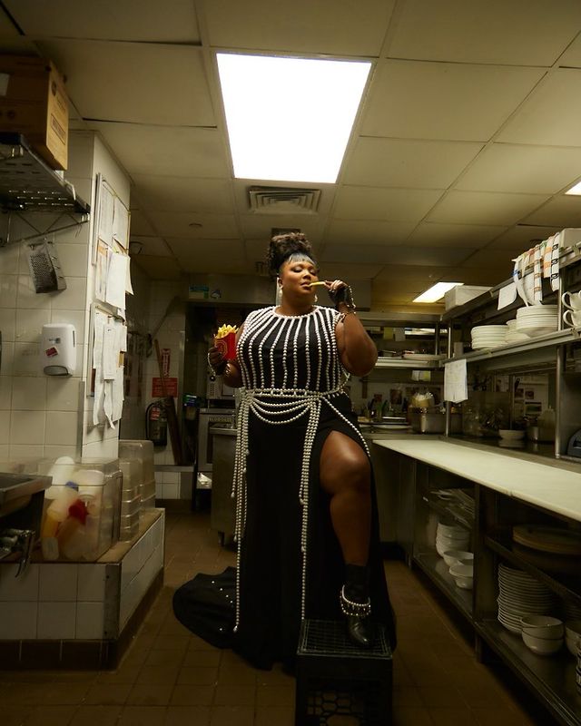 Lizzo e equipe de dan&ccedil;a durante o BET Awards 2019