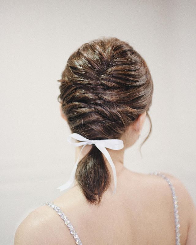 penteado-noivas-cabelo-curto-rabo-trança Penteados para noivas de cabelo curto: trança embutida com rabo de cavalo.