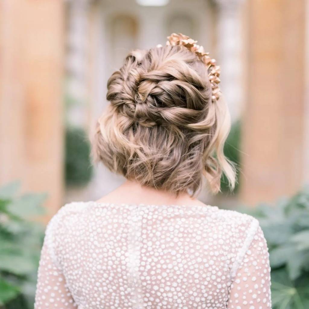 penteados-noivas-cabelo-curto-tranca-solta Penteados para noivas de cabelo curto: trança solta.