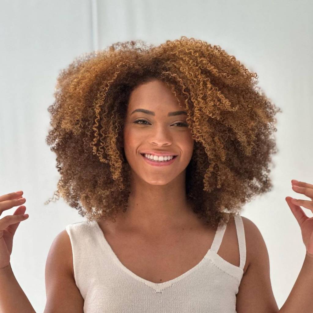 327937768_2057370957785008_3480178351839392106_n Cabelo ruivo acobreado para peles quentes.