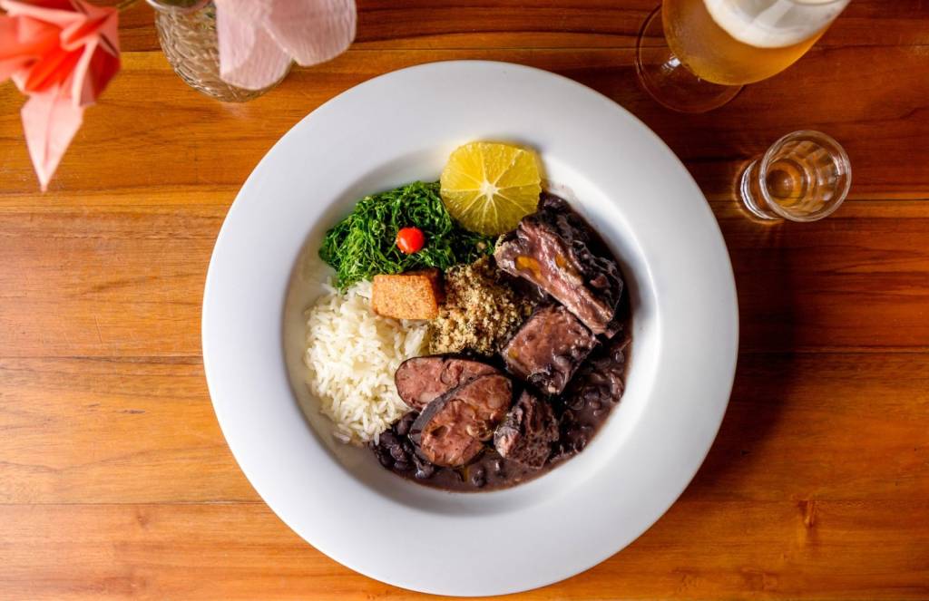 Carla Pernambuco celebra 28 anos de restaurante com livro de receitas