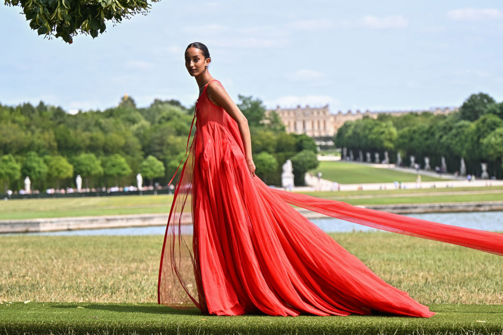 Jacquemus traz a feminilidade rebelde em desfile da nova coleção