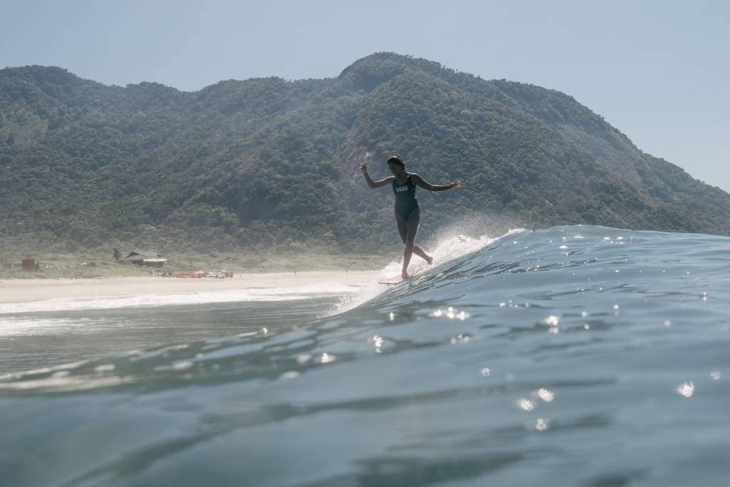 A surfista brasileira Jasmim Avelino