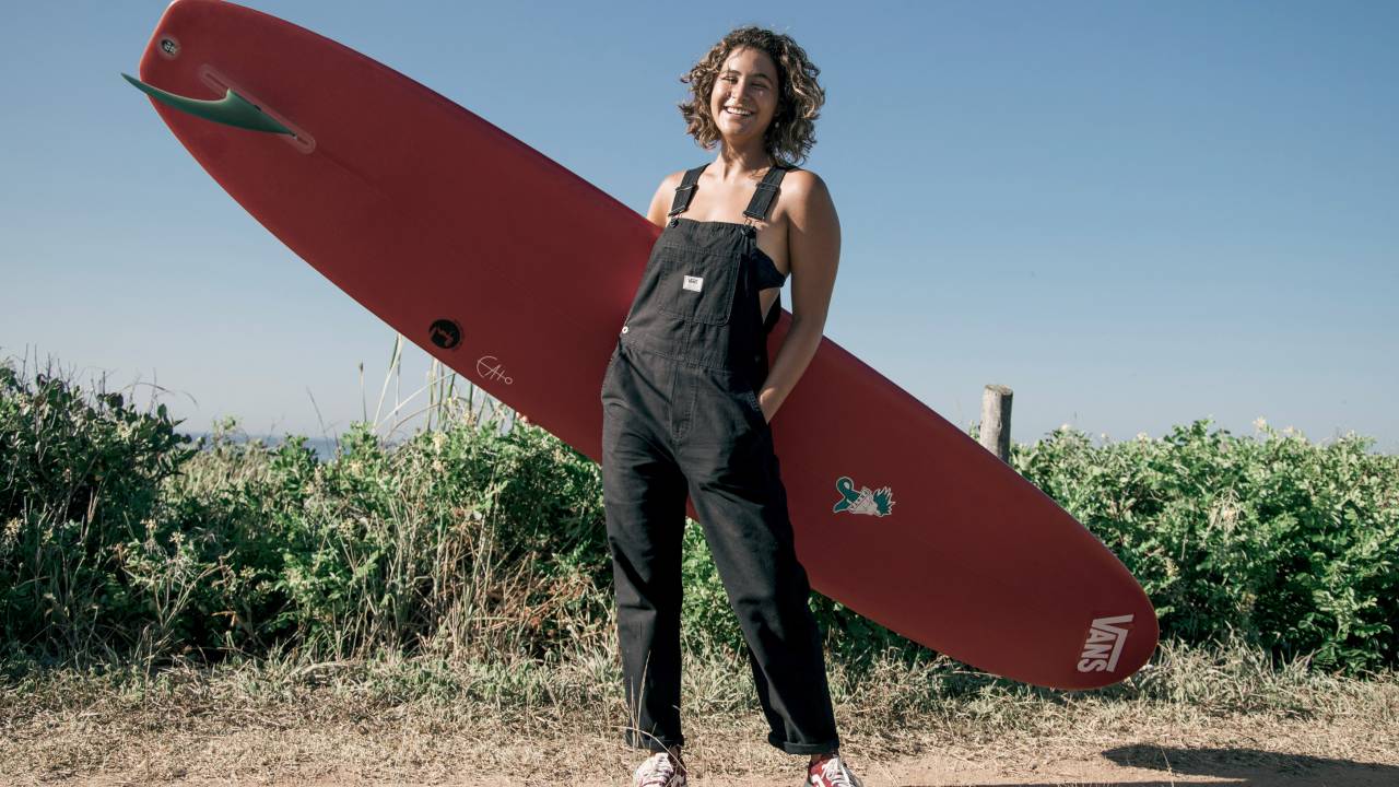 O mar é dela: Conheça a surfista brasileira Jasmim Avelino