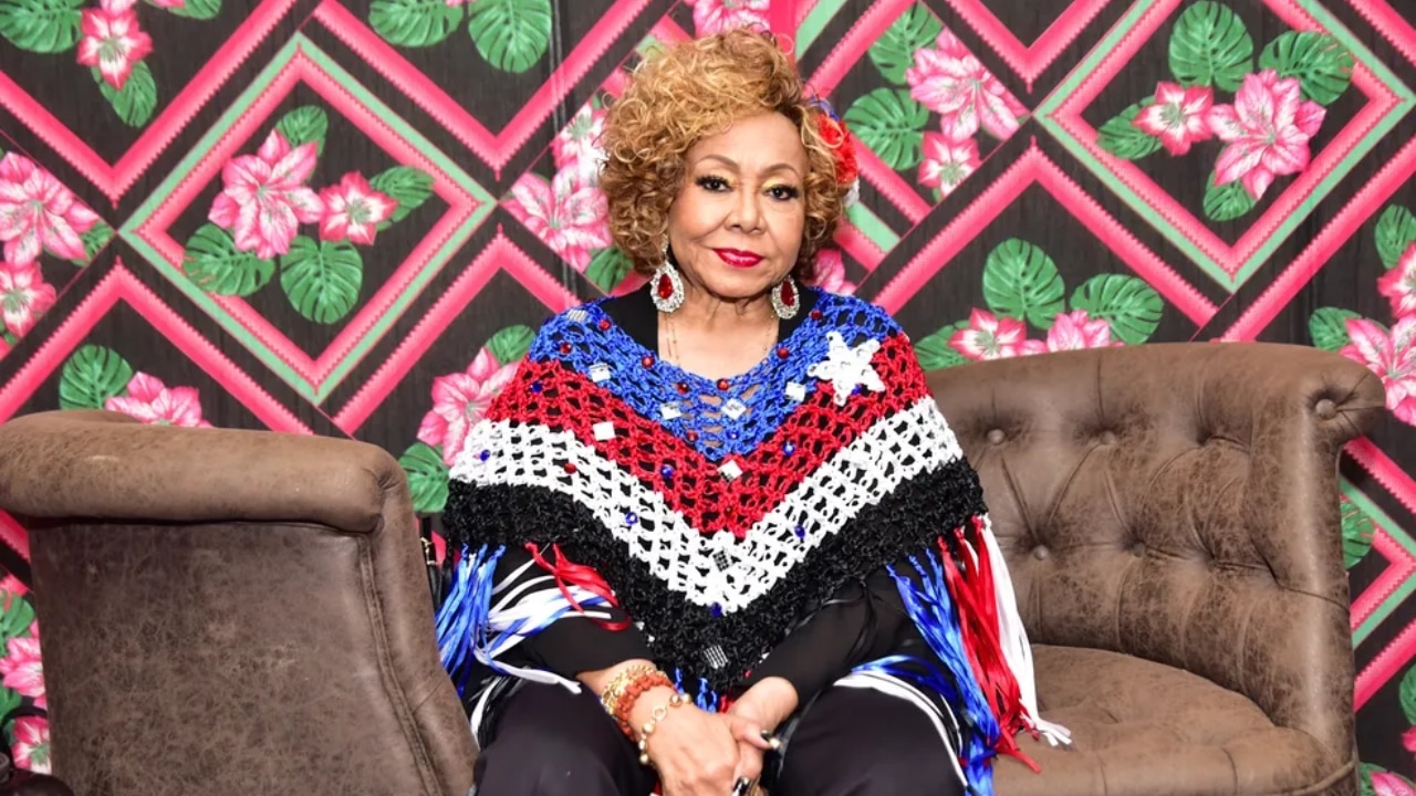 Alcione durante entrevista nos bastidores do São João da Thay.