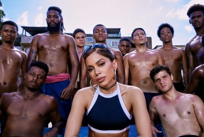 Anitta no clipe "Funk Rave"