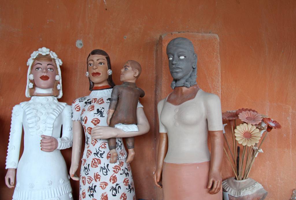Bonecas de cerâmica feitas à mão é legado cultural do artesanato nacional