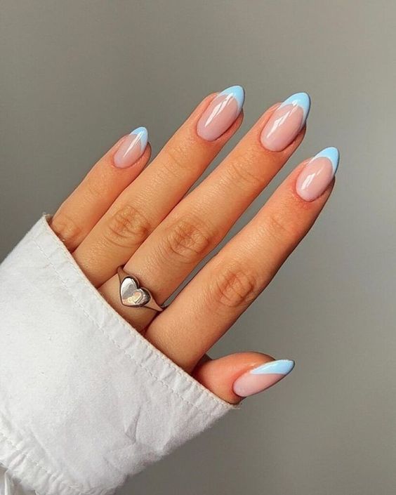Blueberry milk nails: Conhe&ccedil;a as unhas queridinhas do momento