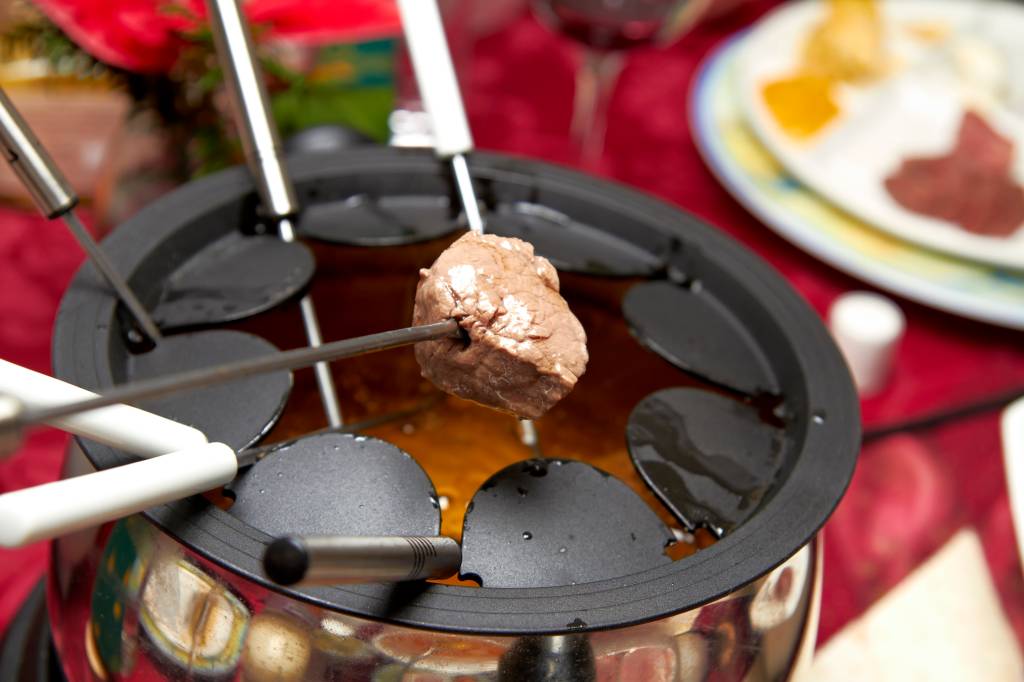 Fondue de Carne ao Vinho Fondue de Carne ao Vinho