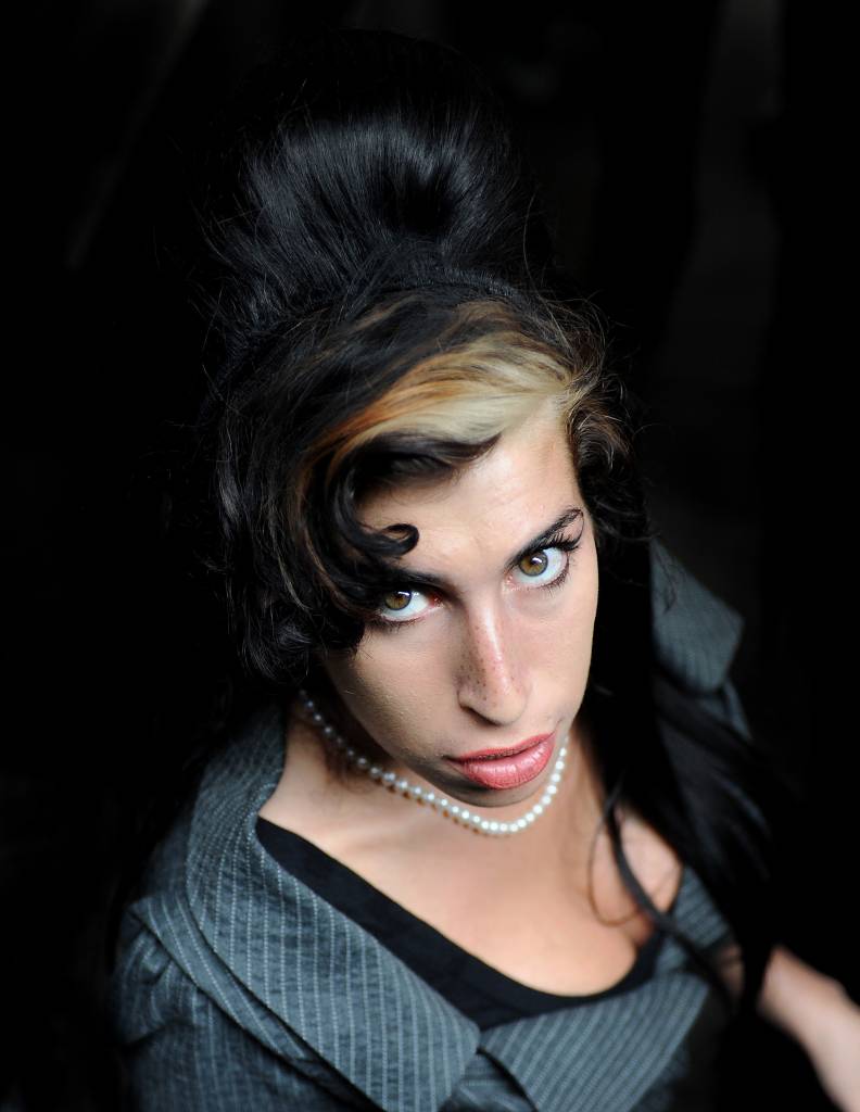 Amy Winehouse fotografada na saída de um tribunal em Londres