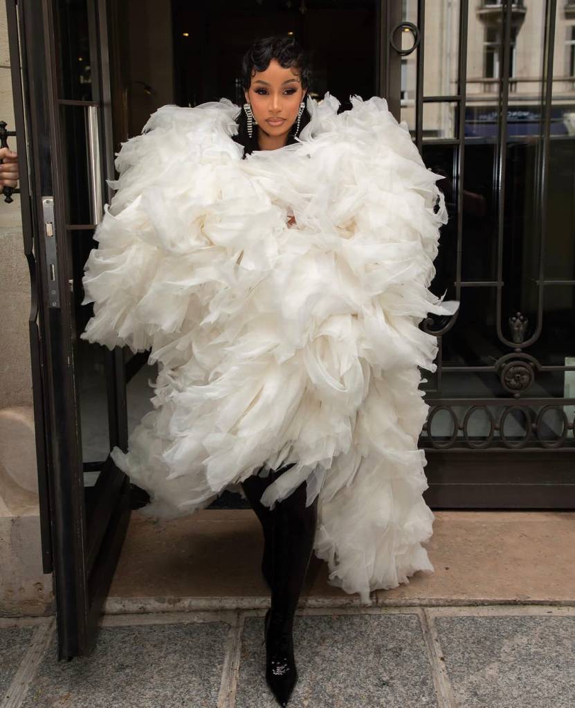 Cardi B em caminho ao desfile da Balenciaga com jaqueta de plumas branca