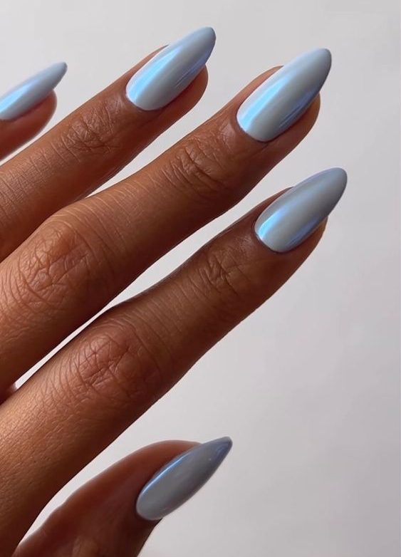 Blueberry milk nails: Conhe&ccedil;a as unhas queridinhas do momento