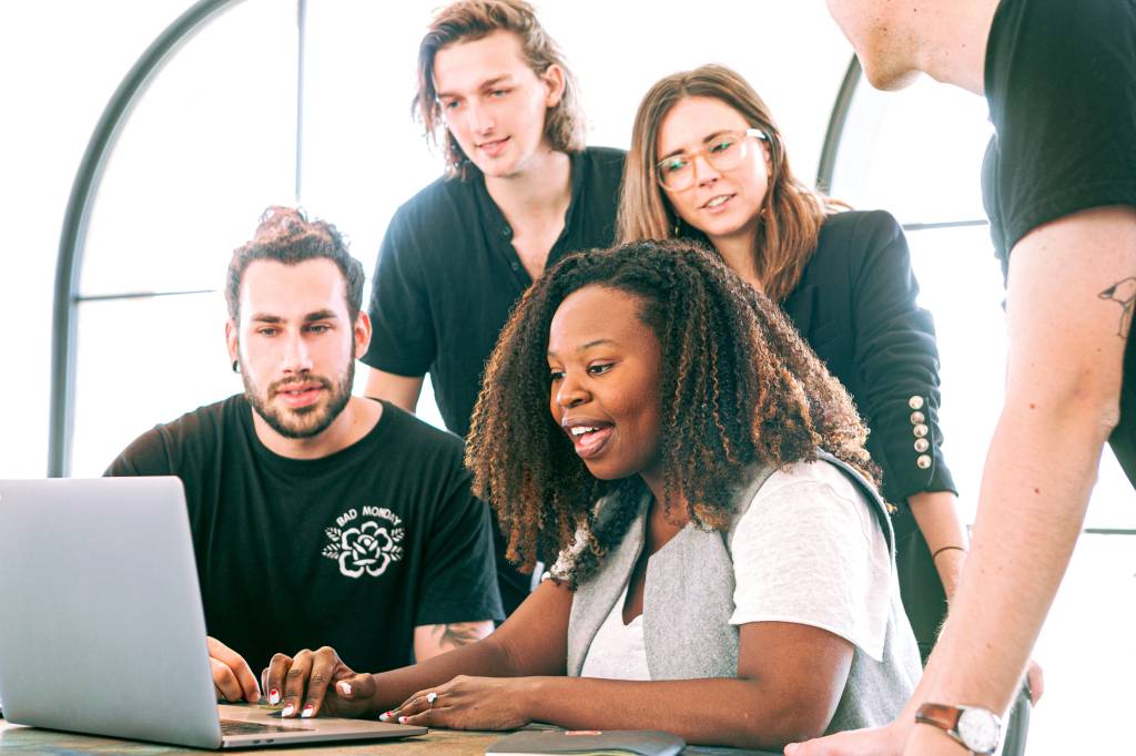 Igualdade salarial Além da busca pela equiparação salarial entre homens e mulheres, lei torna obrigatório a implementação de programas de diversidade e inclusão de mulheres, para que entrem e continuem no mercado de trabalho