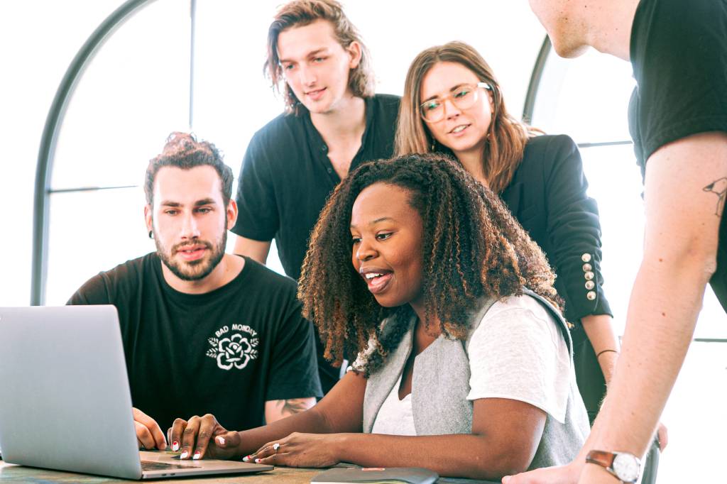 Além da busca pela equiparação salarial entre homens e mulheres, lei torna obrigatório a implementação de programas de diversidade e inclusão de mulheres, para que entrem e continuem no mercado de trabalho