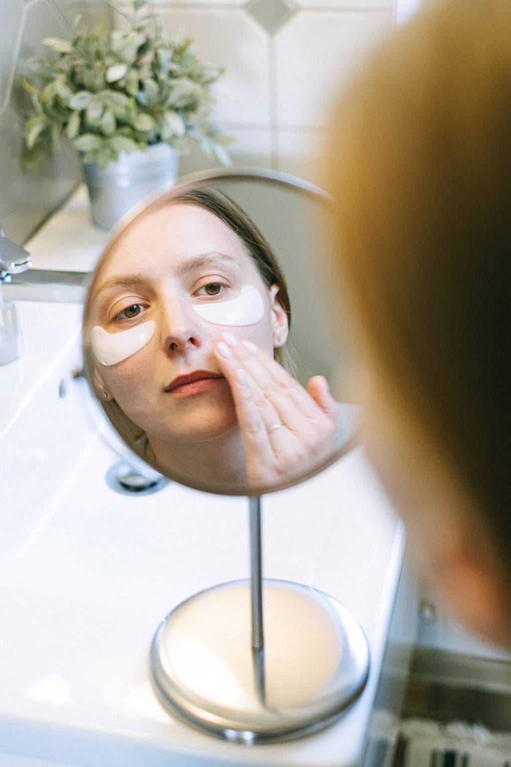 Skincare para área dos olhos: evite olheiras, manchas e linhas