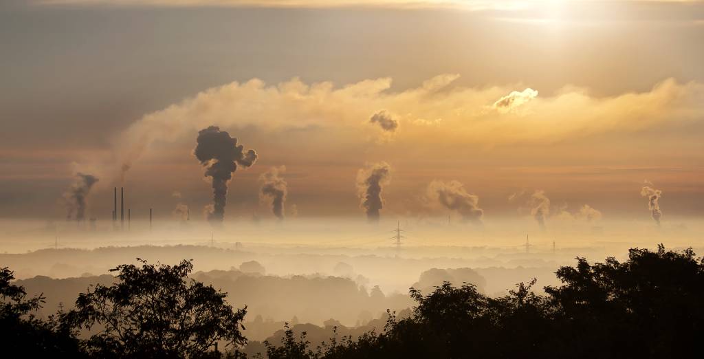 A emissão de gases e combustíveis na atmosfera tornam o aquecimento global cada vez maior, fazendo com que desastres e catástrofes naturais sejam mais frequentes