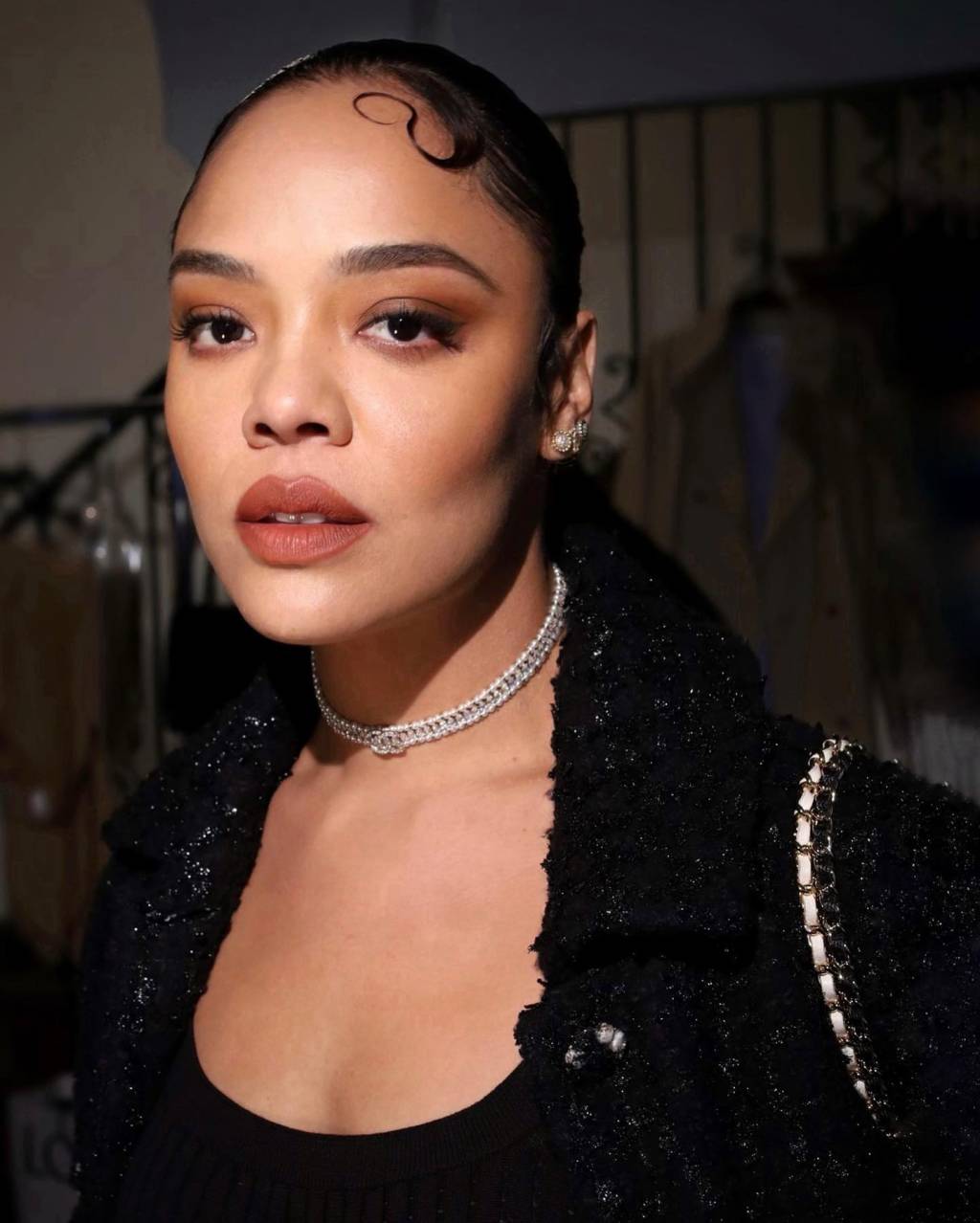 tessa-thompson-batom-marrom Tessa Thompson com batom marrom