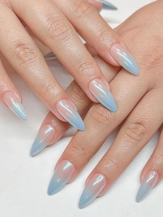 Blueberry milk nails: Conhe&ccedil;a as unhas queridinhas do momento