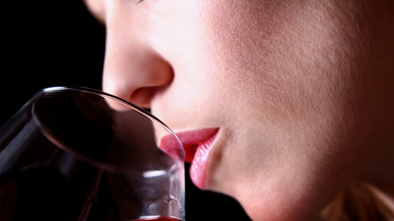 Sexóloga lista os benefícios do vinho para o sexo.