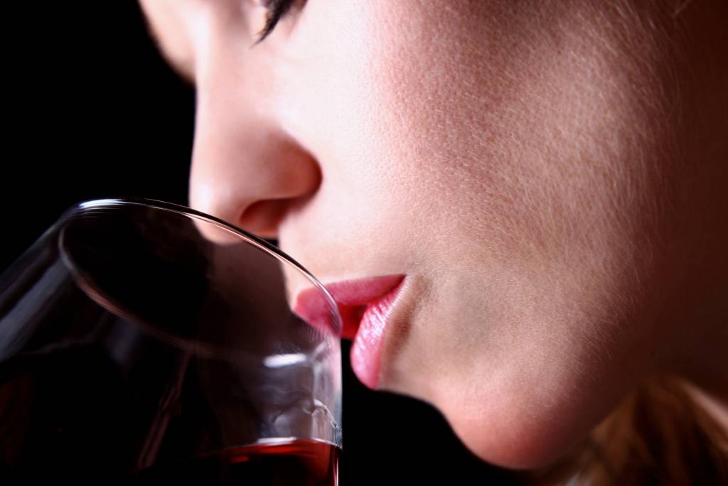 Vinho aumenta a libido e o prazer sexual? Sexóloga esclarece