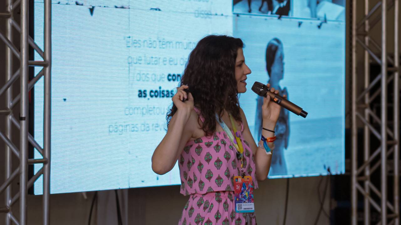 Helena Galante discursa sobre Claudia no Festival Hacktown