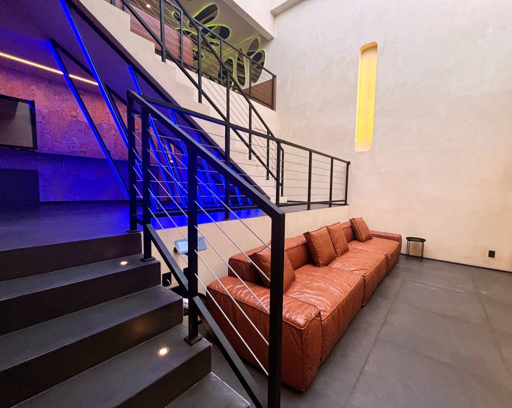 Primeiro andar da Casa Lush, su&iacute;te do Lush Motel.