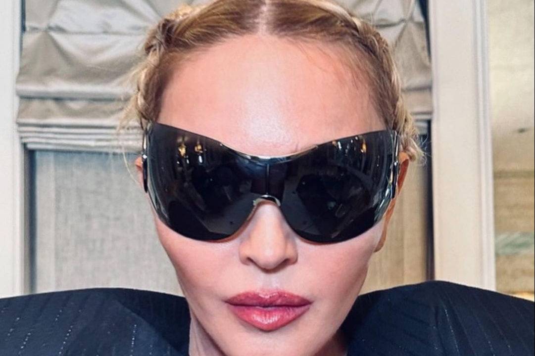 Madonna com óculos preto