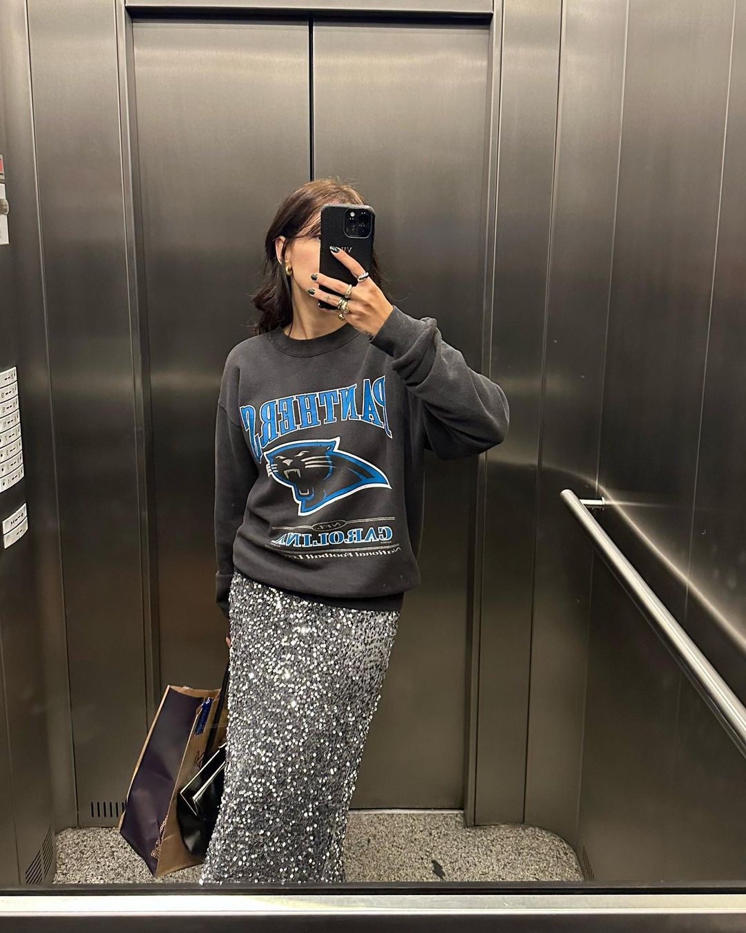 Os paet&ecirc;s e os tecidos brilhante podem ornar com looks mais casuais.