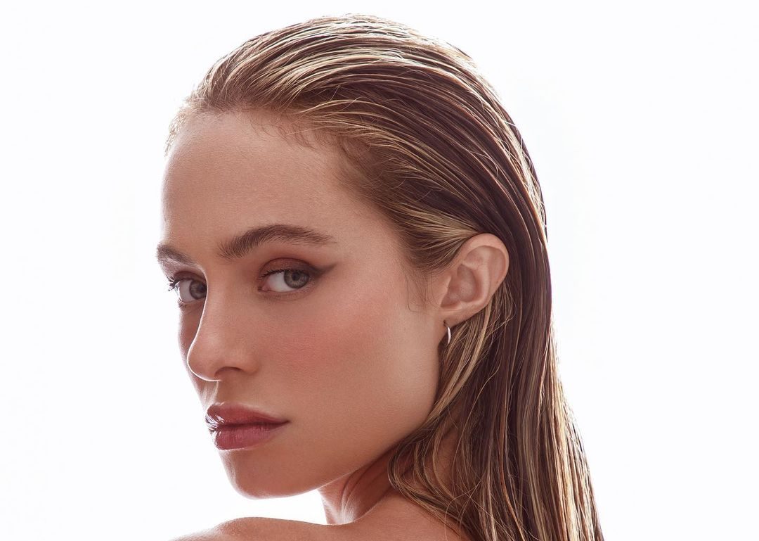 Modelo com cabelo todo para tr&aacute;s