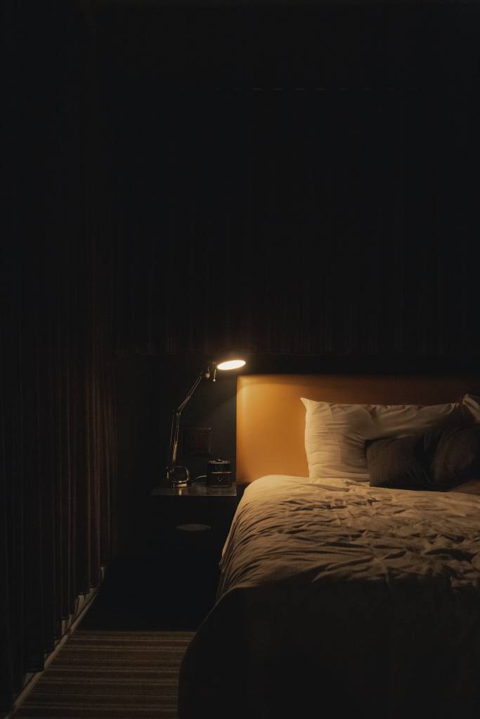 iluminação-aconchegante-cuidado-pessoal-antes-de-dormir Luminária acessa em um ambiente aconchegante