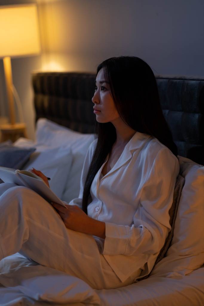 leitura-anotações-cuidado-pessoal-antes-de-dormir Mulher realizando anotações em sua cama