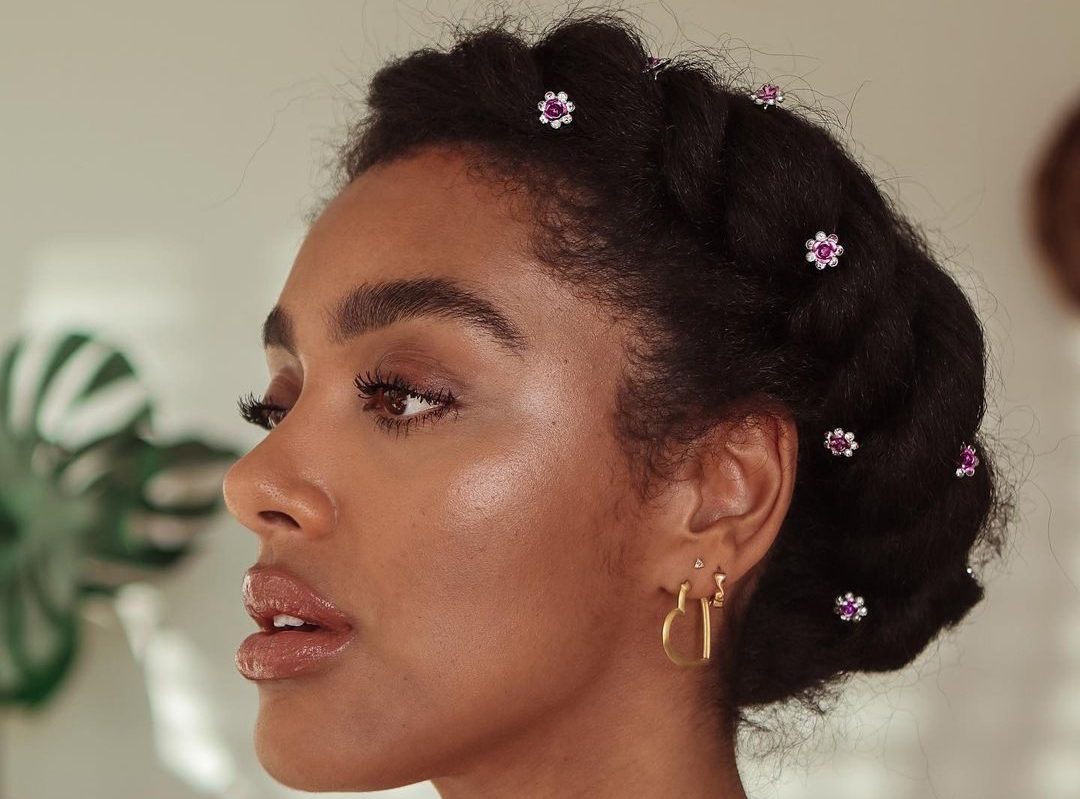 Penteado preso com acess&oacute;rios para cabelo