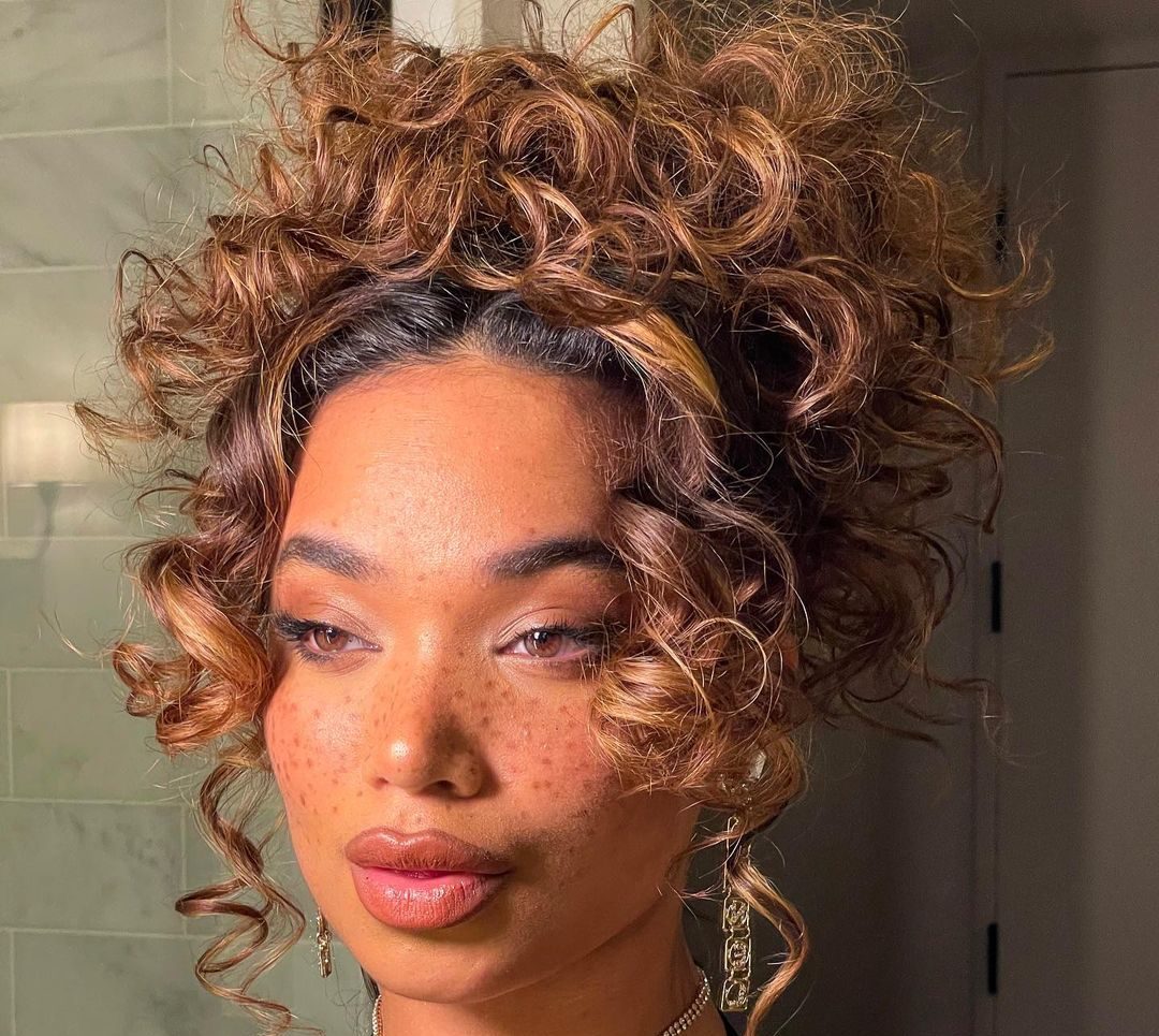 Penteado preso que valoriza os cachos