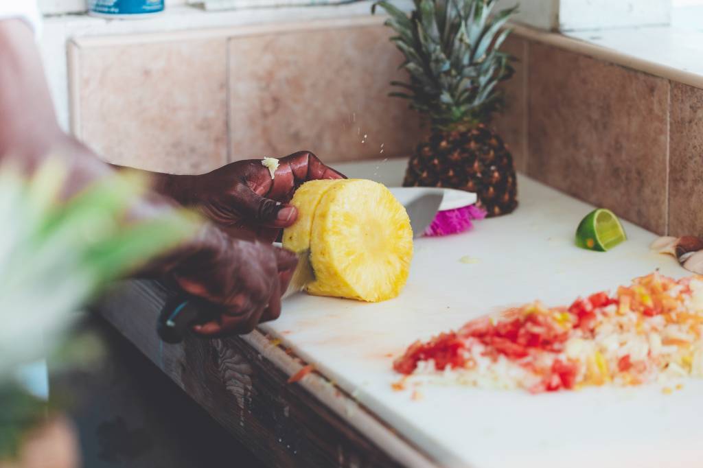 Frutas são algumas das opções que não podem falta de jeito nenhum em sua alimentação. Além de promover hidratação e diversos outros benefícios, as frutas deixam o seu café da manhã ainda mais refrescante