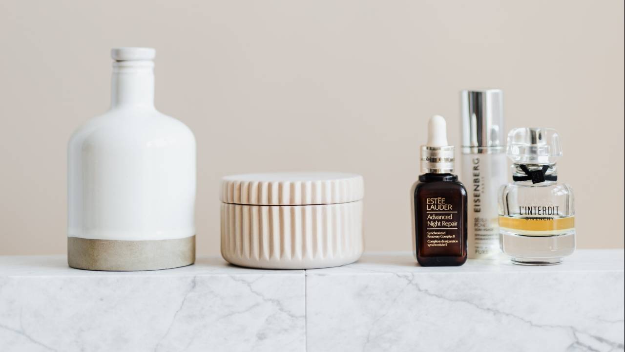 Prateleira com produtos para cabelo