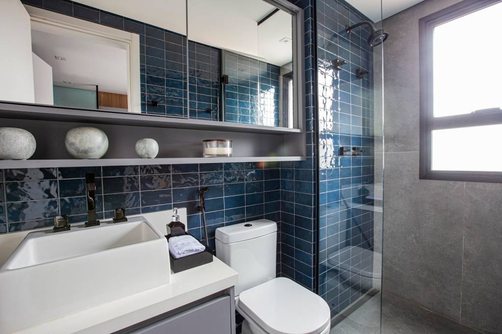 revestimentos-estilo-retrô-modernidade-inspirações Banheiro retrô com revestimentos no tom de azul, com armários nichados e cuba retangular
