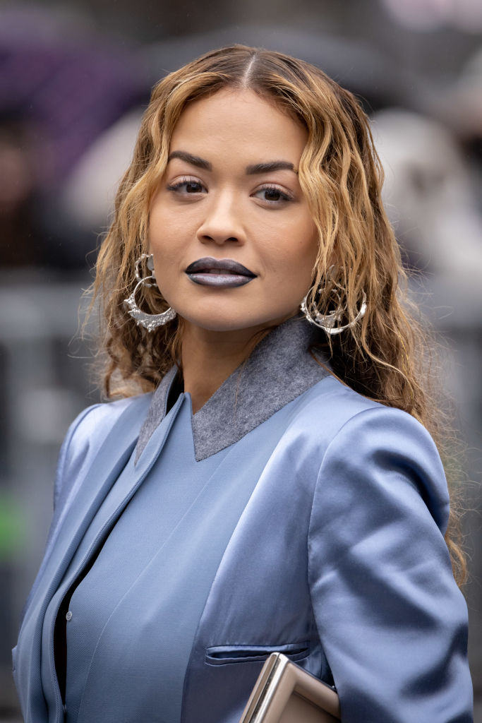 Rita Ora com batom azul.