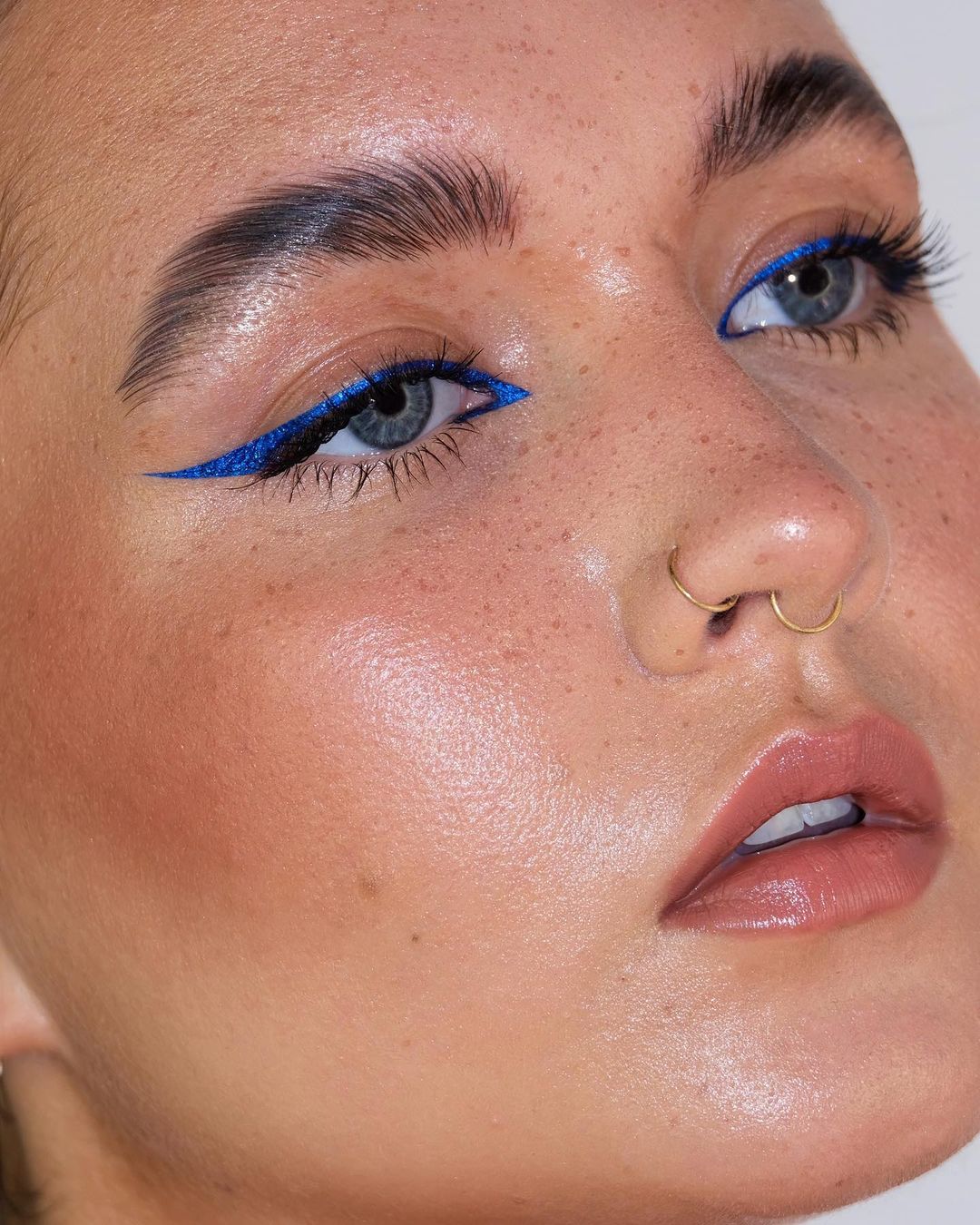 Inspira&ccedil;&otilde;es de maquiagens com sombra azul