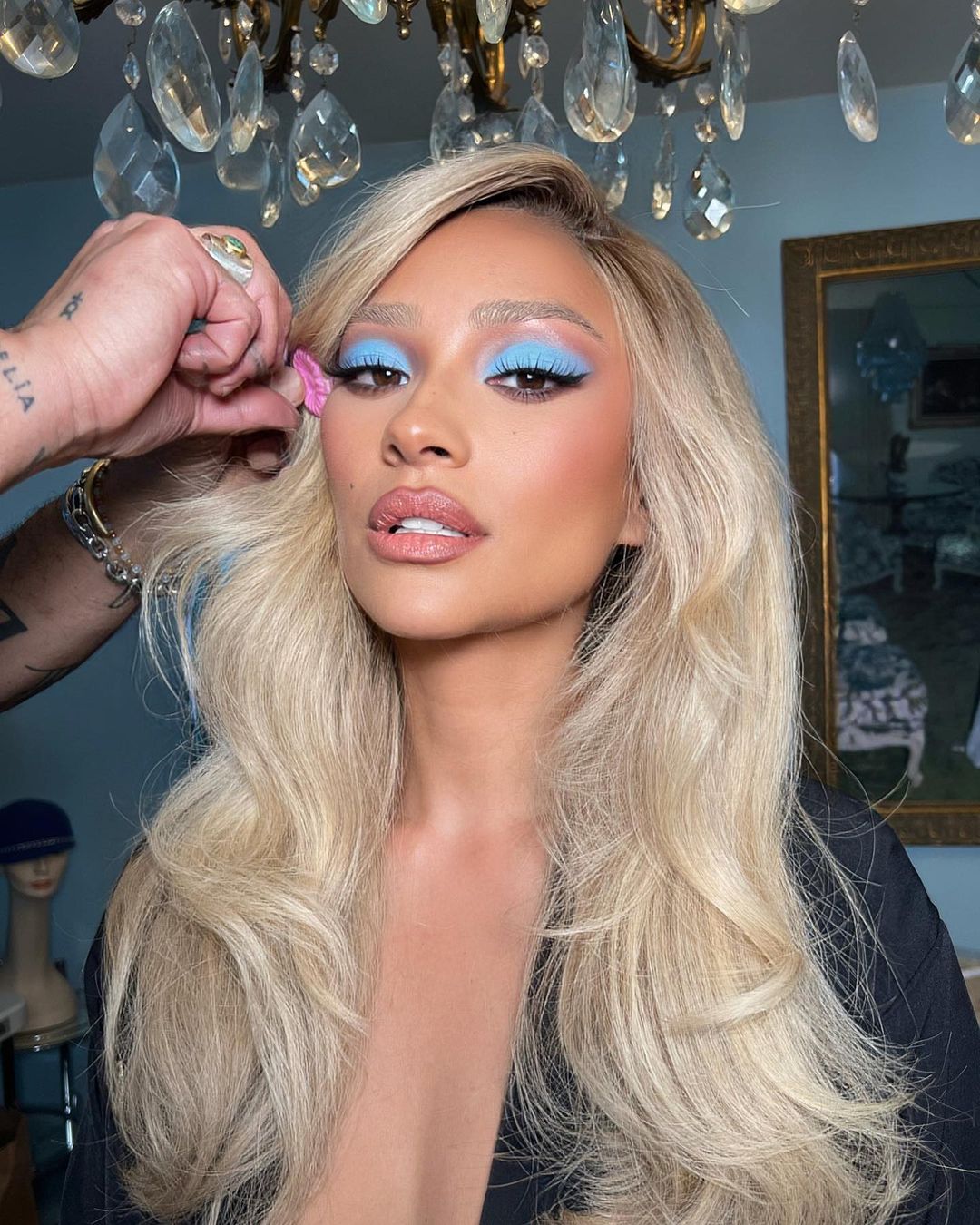 Shay Mitchell com sombra azul e delineado preto.