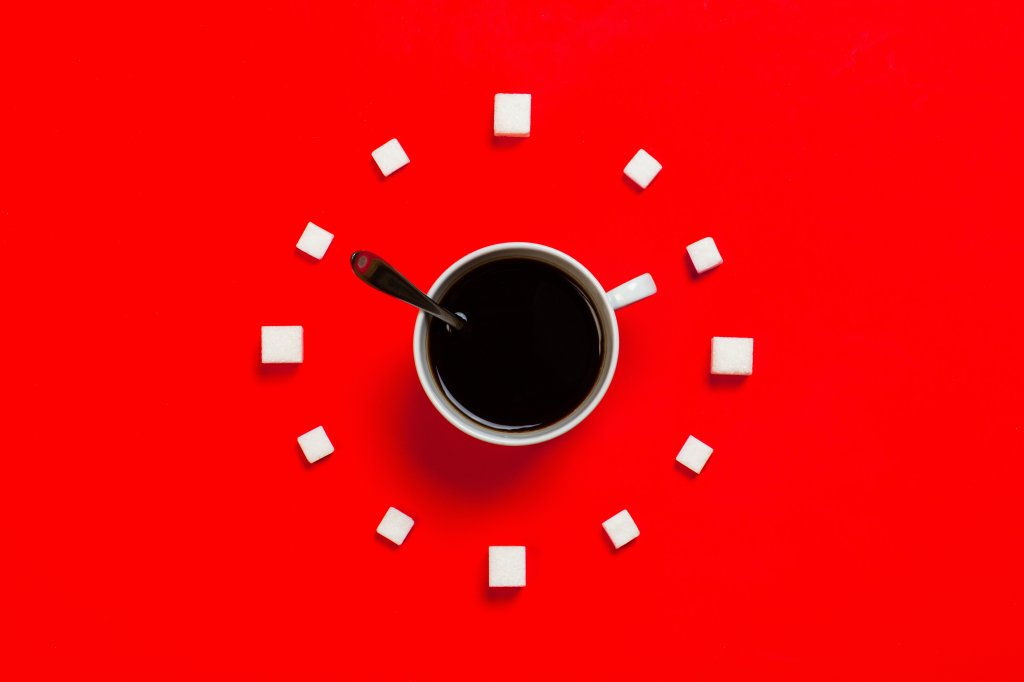 Xícara de café sobre riscos do consumo exagerado de cafeína