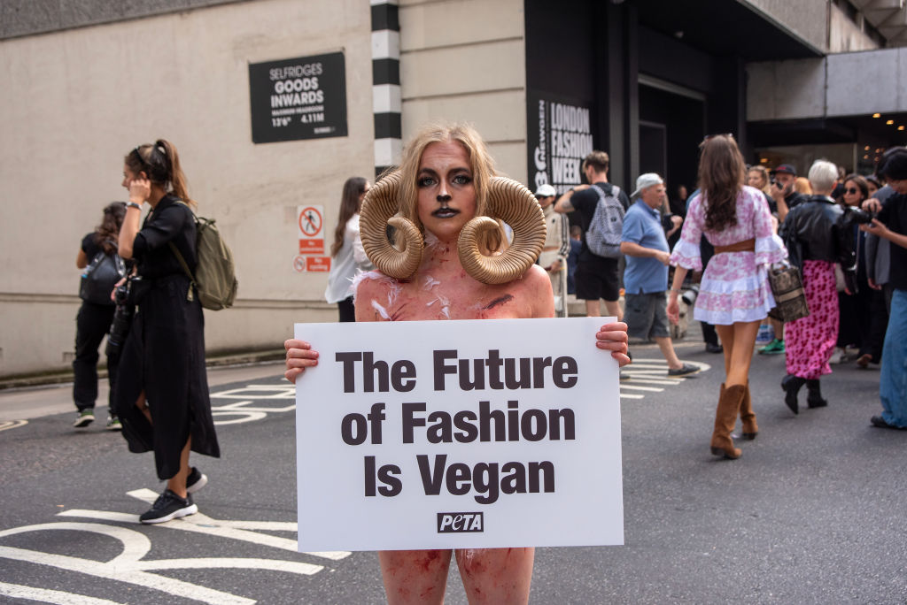 PETA se infiltra em desfiles das Fashion Week para protestar