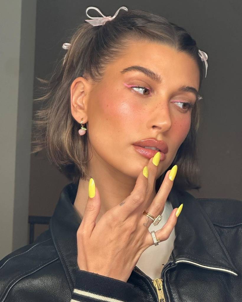 Hailey Bieber sombrancelhas em destaque