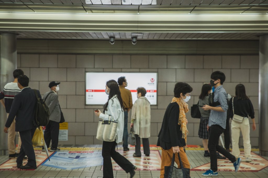 Pessoas circulando no metrô