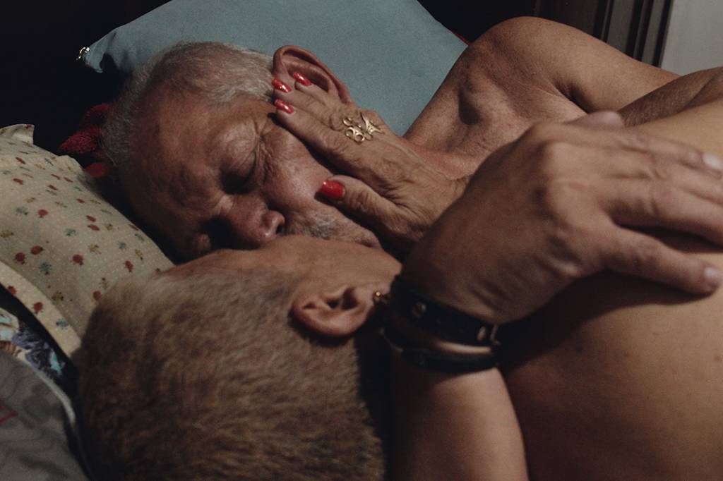 “Acende a Luz”: Série quebra o tabu de sexo na terceira idade