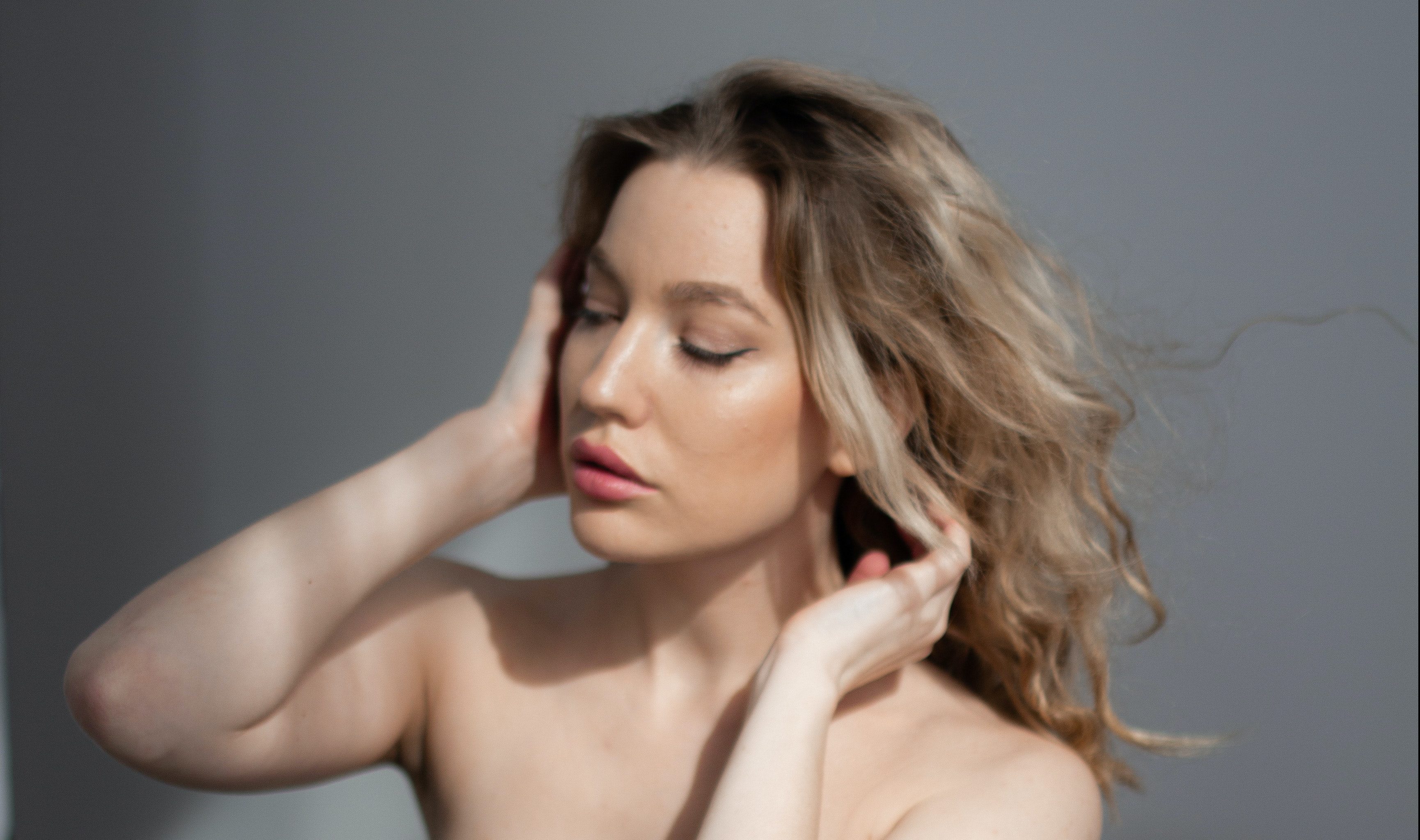 Mulher passando a m&atilde;o no cabelo